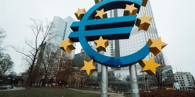 EUR/USD Strengthens as DBS Flags Lowest FX Risk Score Since 2021