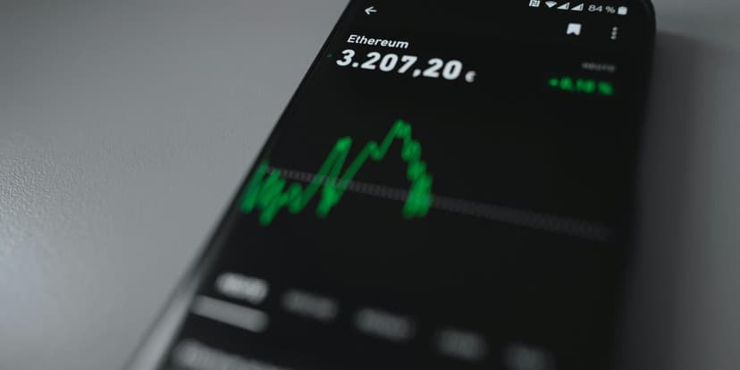 GBP/USD Slides Below 1.3700 as Dollar Strengthens; Bitcoin Endures $800M of Liquidations